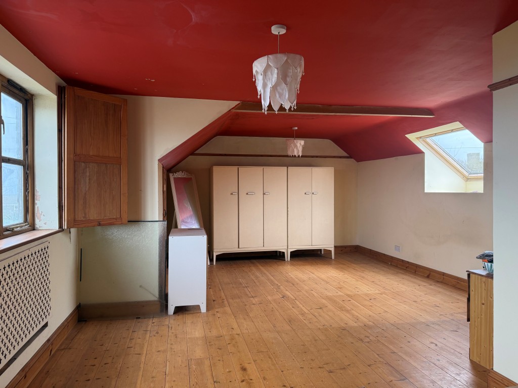 Lot: 118 - DETACHED HOUSE WITH ATTACHED ANNEXE GARDEN, GARAGE AND TWO DRIVES - Large first floor master bedroom